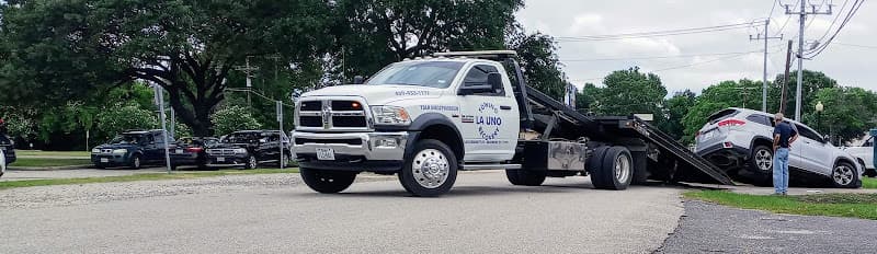 La Uno Towing & Recovery in Beaumont, TX