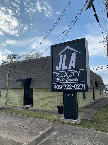 Holly Hinds— REALTOR Broker/Associate @ JLA REALTY in Nederland, TX