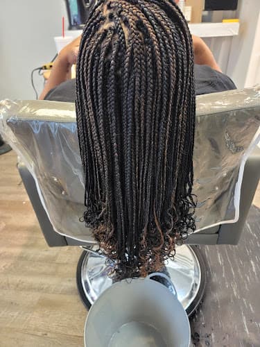 Deluxe Cheveux Salon in Beaumont, TX
