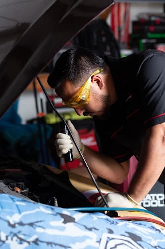 Daniel's Auto Repair in Groves, TX