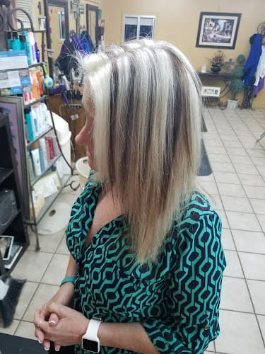 Wave-N-Rave Hair Salon in Nederland, TX
